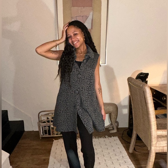 Yushi, Women’s Grey/Black Button Down, Sleeveless Tunic. Made in USA - Picture 2 of 10